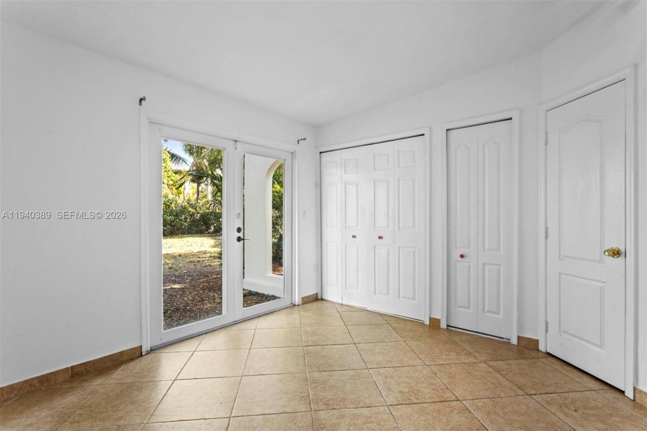 7975 Sunset Dr, Miami, FL 33143 Photo