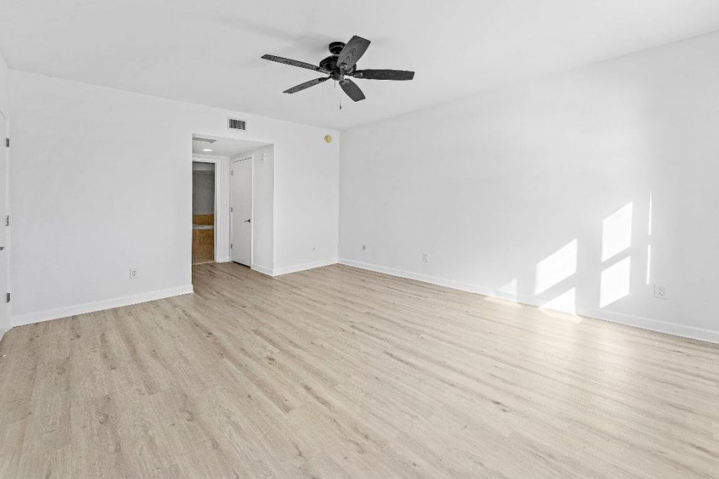 2640 Lake Shore Drive, Unit 614, Riviera Beach, FL 33404 Photo