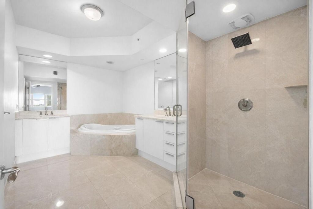 2640 Lake Shore Drive, Unit 614, Riviera Beach, FL 33404 Photo