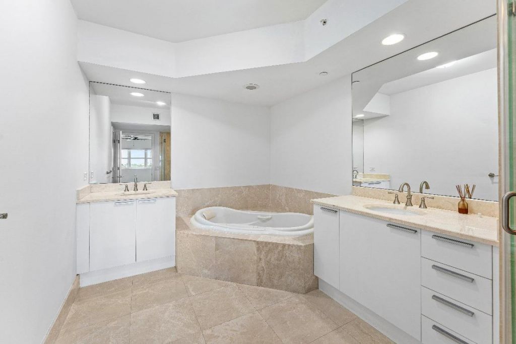 2640 Lake Shore Drive, Unit 614, Riviera Beach, FL 33404 Photo