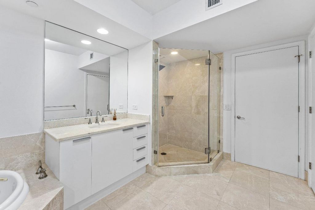 2640 Lake Shore Drive, Unit 614, Riviera Beach, FL 33404 Photo