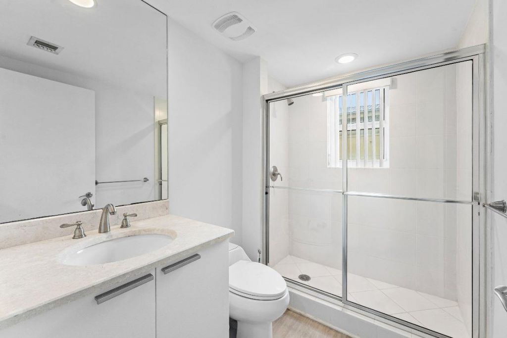 2640 Lake Shore Drive, Unit 614, Riviera Beach, FL 33404 Photo