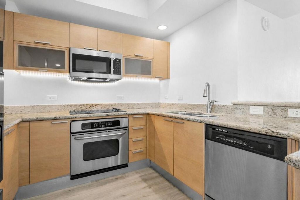 2640 Lake Shore Drive, Unit 614, Riviera Beach, FL 33404 Photo