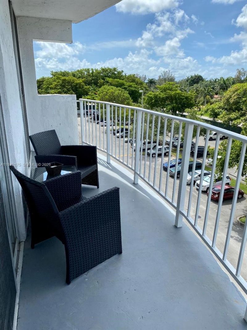 498 NW 165th St Rd, Unit D-507, Miami, FL 33169 Photo