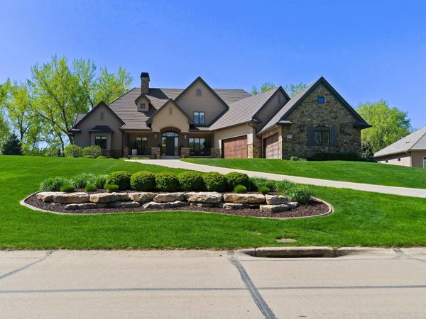 556 Firethorn Tr, Dakota Dunes, SD 57049