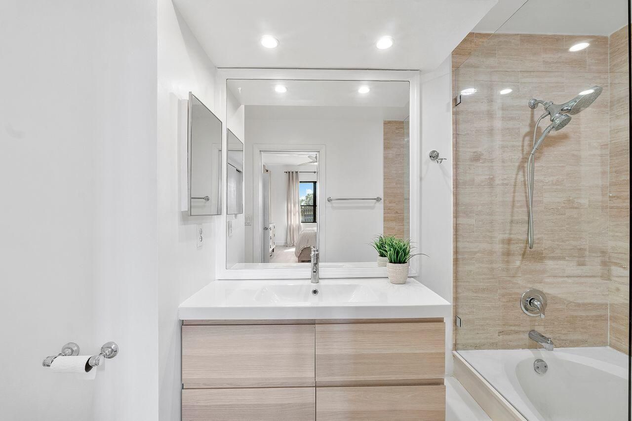 7508 La Paz Boulevard, Unit 304, Boca Raton, FL 33433 Photo