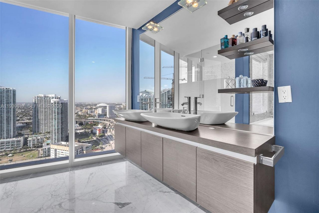 200 Biscayne Boulevard Way, Unit 4202, Miami, FL 33131 Photo