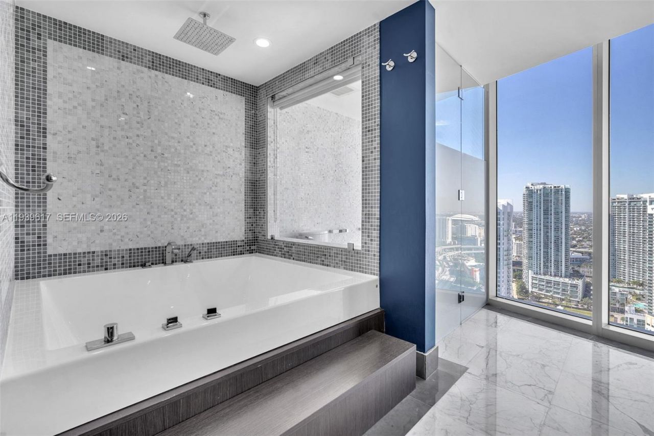 200 Biscayne Boulevard Way, Unit 4202, Miami, FL 33131 Photo