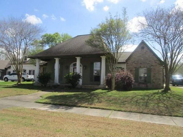 37233 S LAKESHORE Avenue, Prairieville, LA 70769