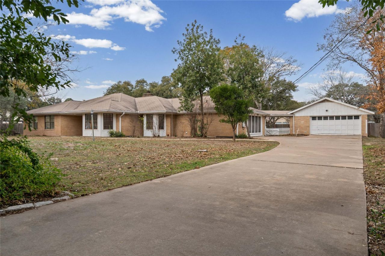 304 Live Oak Dr, Mountain City, TX 78610 Main Photo