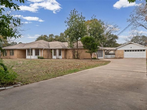 304 Live Oak DR, Mountain City, TX 78610