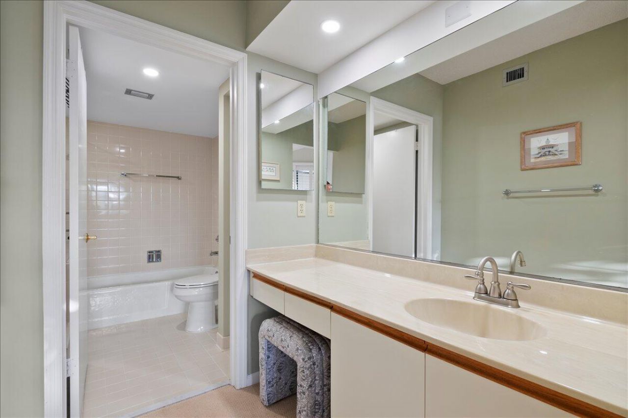 143 Bay Colony Drive N, Unit Penthouse, Juno Beach, FL 33408 Photo