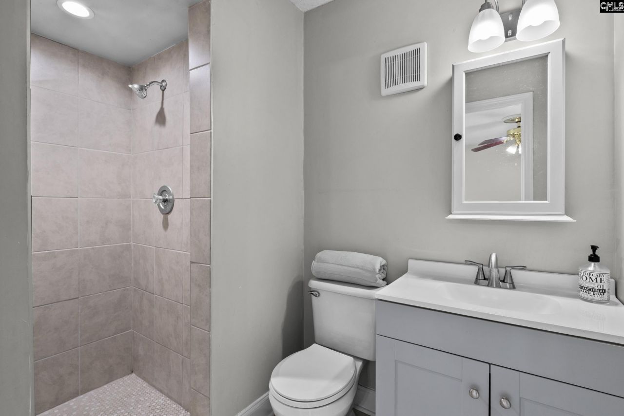 5516 Lakeshore Drive Photo 15