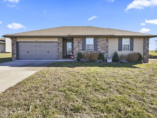 714 Lake Avenue, Clever, MO 65631