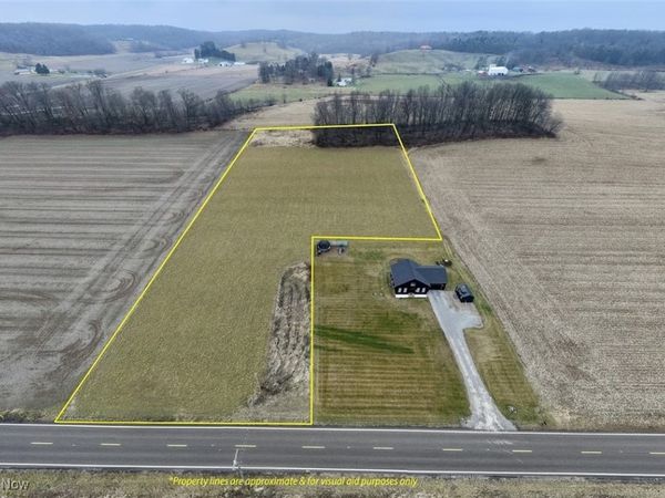 Dolphin Street SW, Strasburg, OH 44680