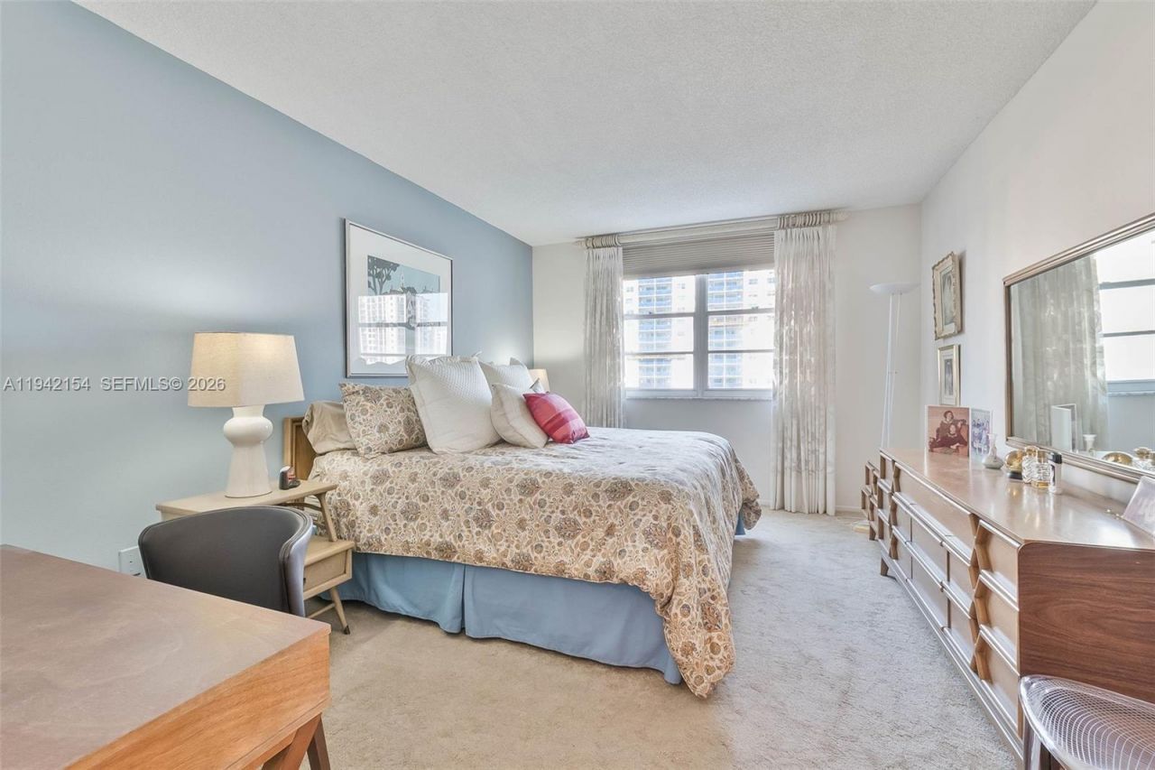 500 Bayview Dr, Unit 617, Sunny Isles Beach, FL 33160 Photo