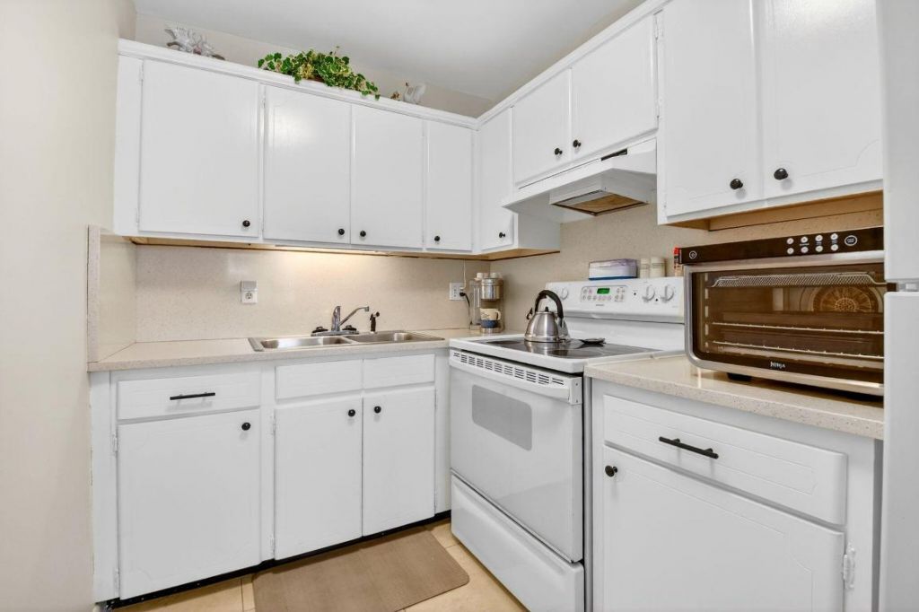 3160 Lake Osborne Drive, Unit 109, Lake Worth Beach, FL 33461 Photo