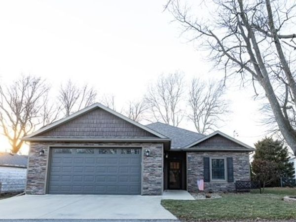 413 Moore Street, Clinton, IL 61727