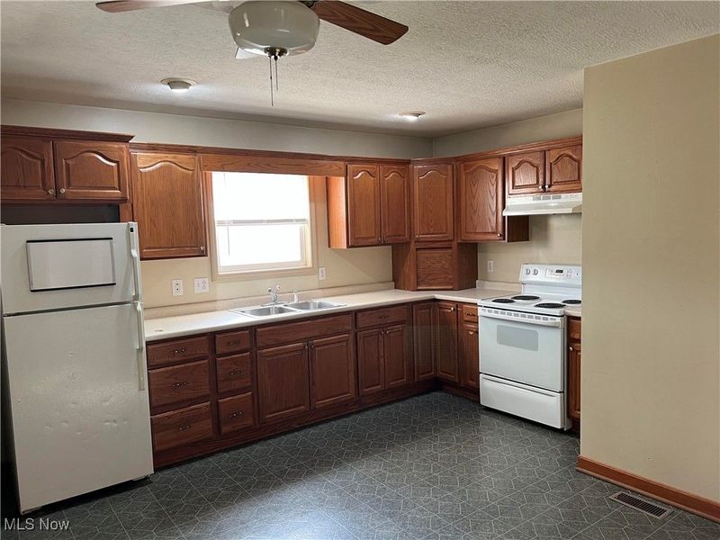 2216 Hilliard Drive, Midvale, OH 44653 Photo 5