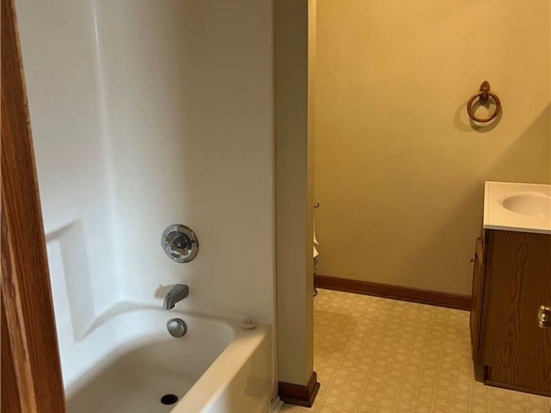 2216 Hilliard Drive, Midvale, OH 44653 Photo 9