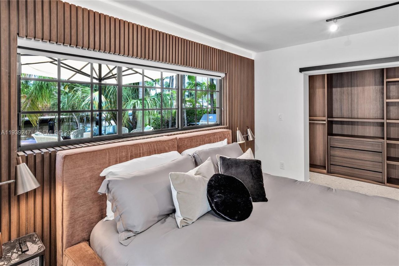 2500 Bayview Dr, Fort Lauderdale, FL 33305 Photo