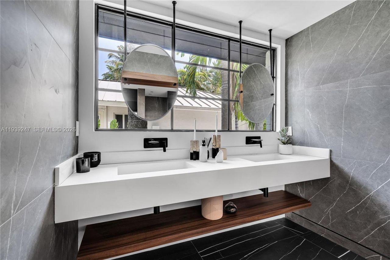 2500 Bayview Dr, Fort Lauderdale, FL 33305 Photo