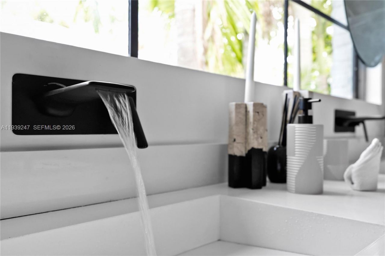 2500 Bayview Dr, Fort Lauderdale, FL 33305 Photo