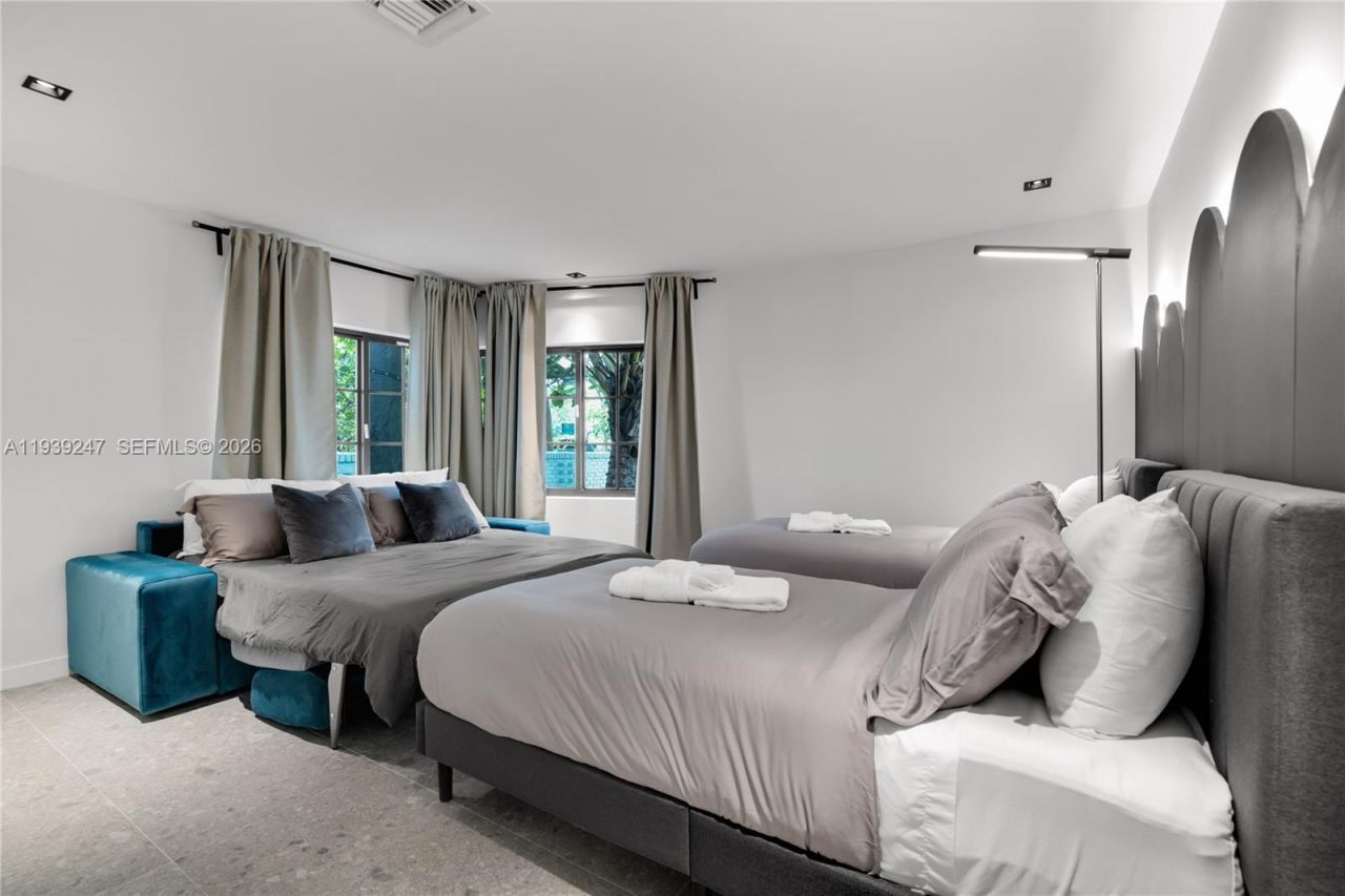 2500 Bayview Dr, Fort Lauderdale, FL 33305 Photo