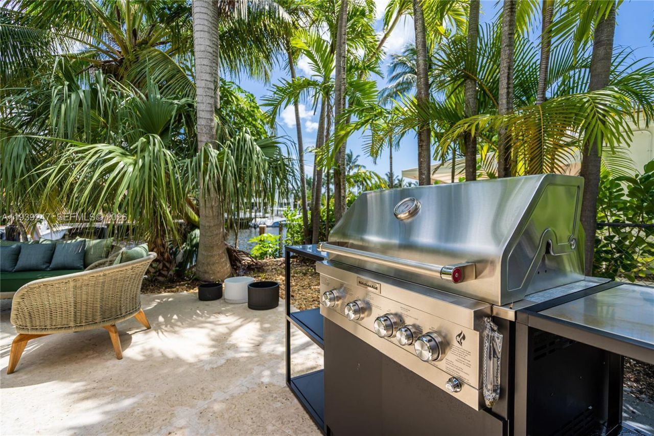 2500 Bayview Dr, Fort Lauderdale, FL 33305 Photo