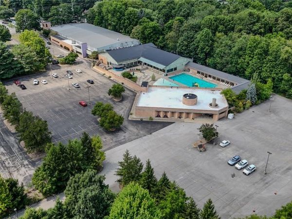 5133 Darrow Road, Hudson, OH 44236