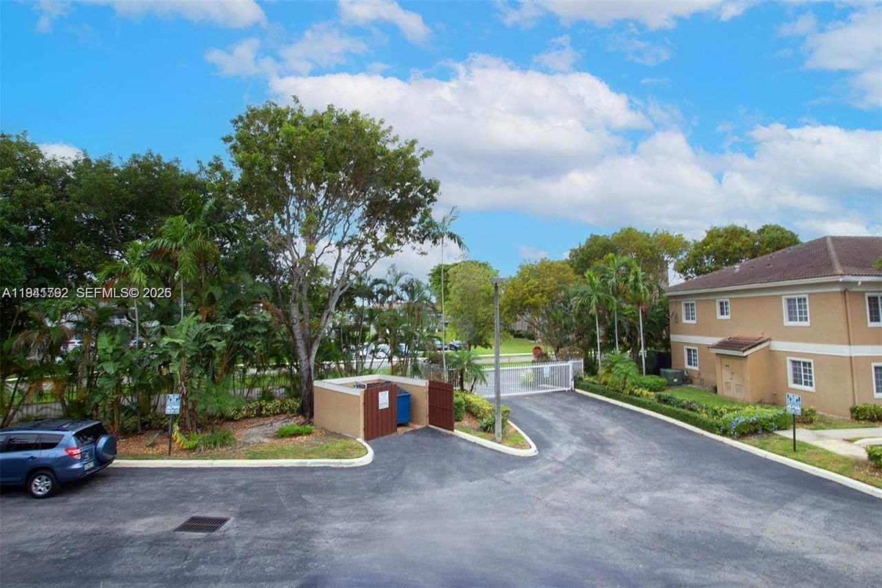 911 Hillcrest Ct, Unit 127, Hollywood, FL 33021 Photo