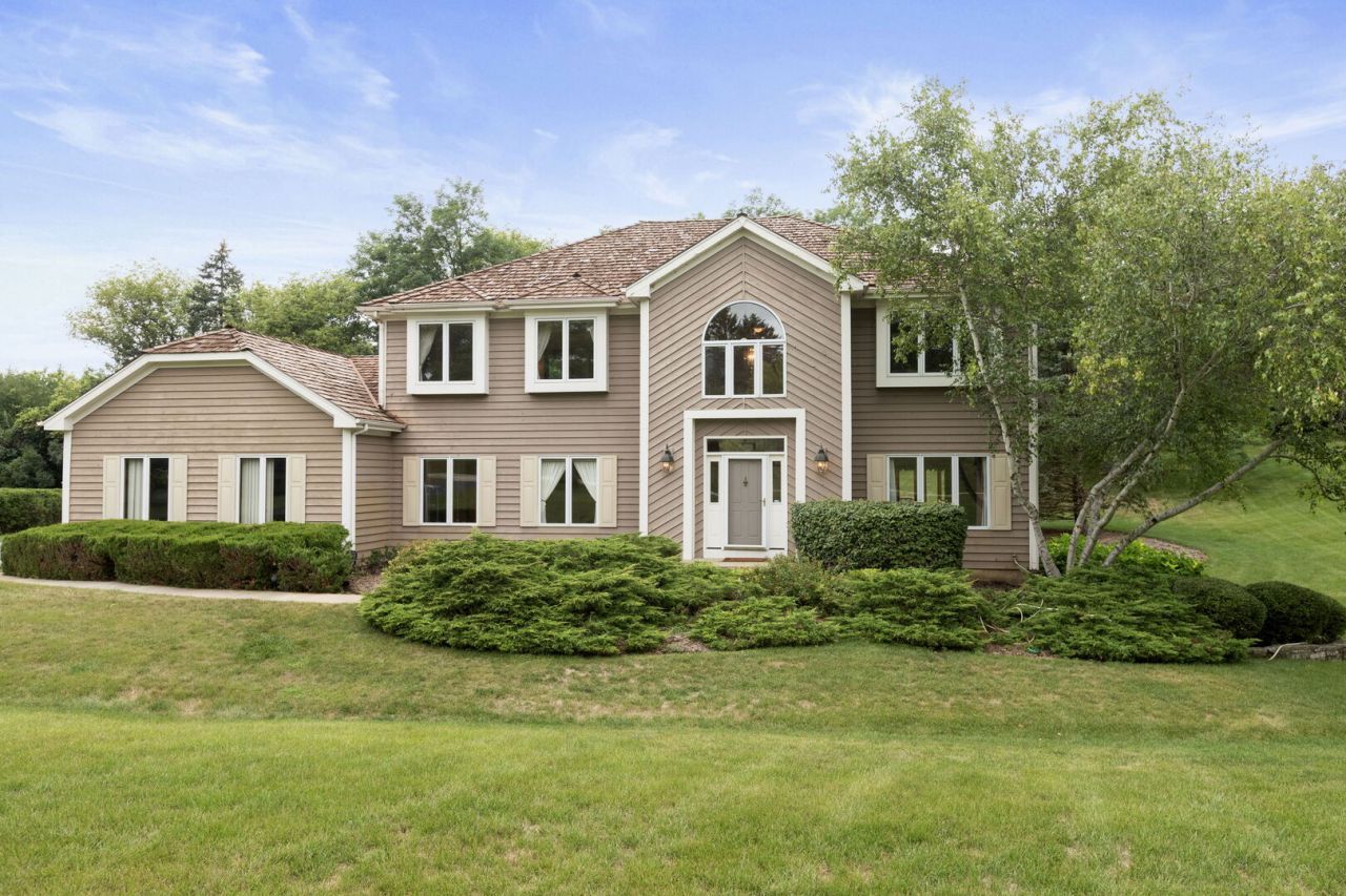 25410 N Cayuga Trail, Lake Barrington, IL 60010