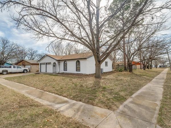 941 Willow Circle S, Burleson, TX 76028