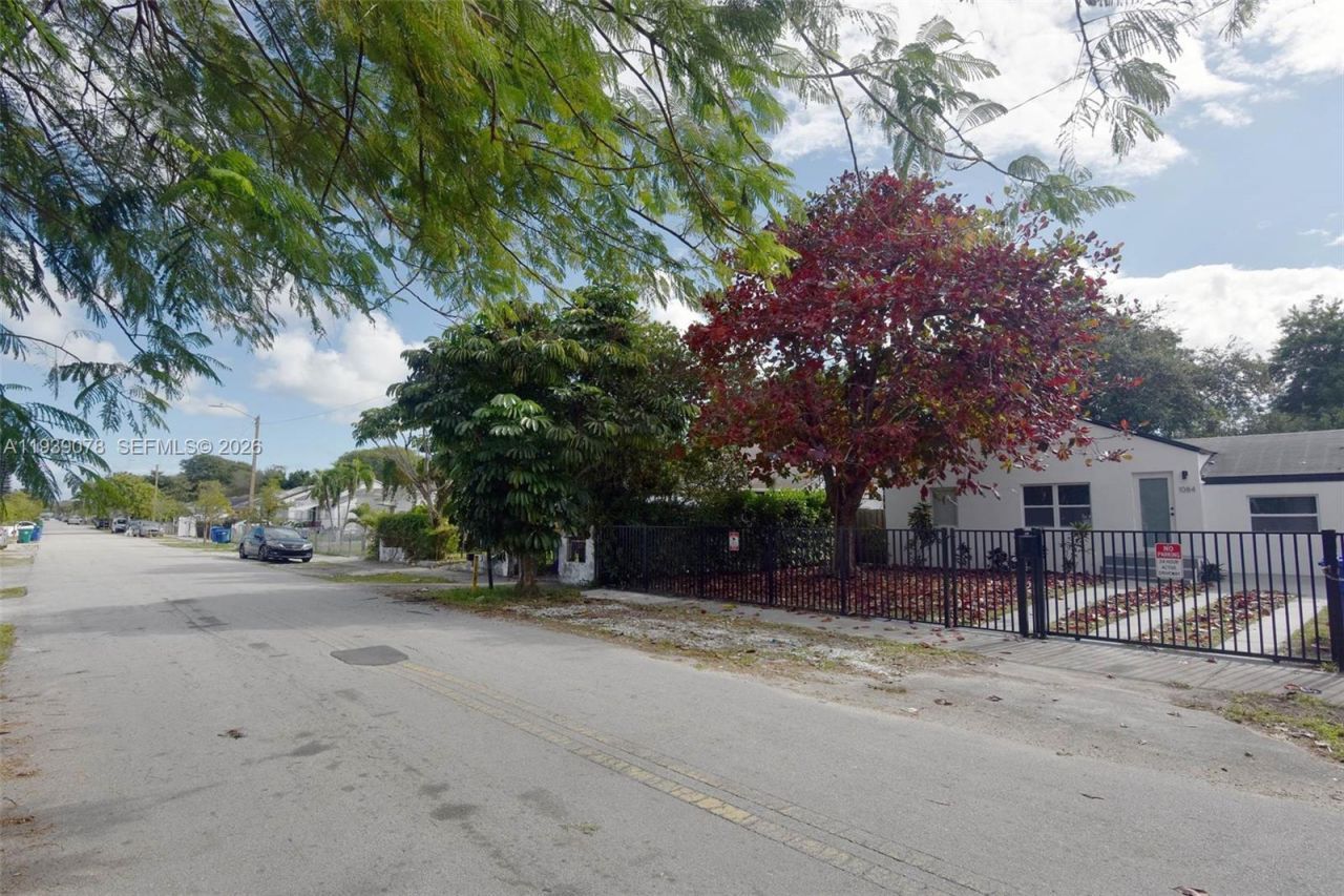 1084 NW 66th St, Miami, FL 33150 Photo