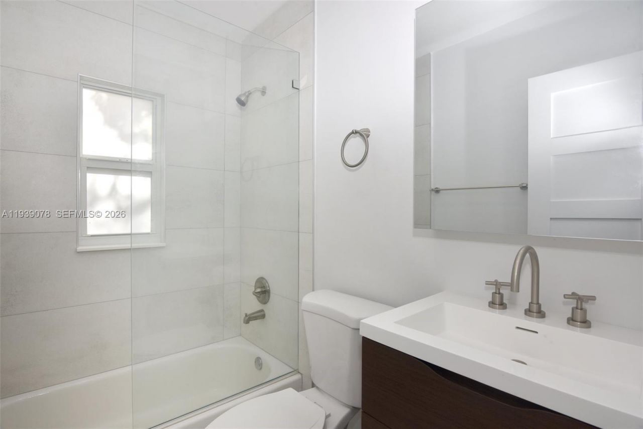 1084 NW 66th St, Miami, FL 33150 Photo