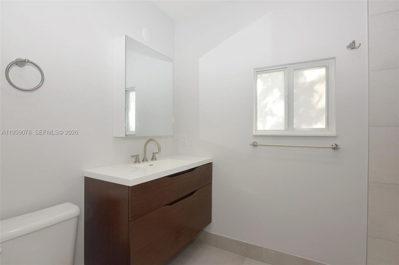 1084 NW 66th St, Miami, FL 33150 Photo