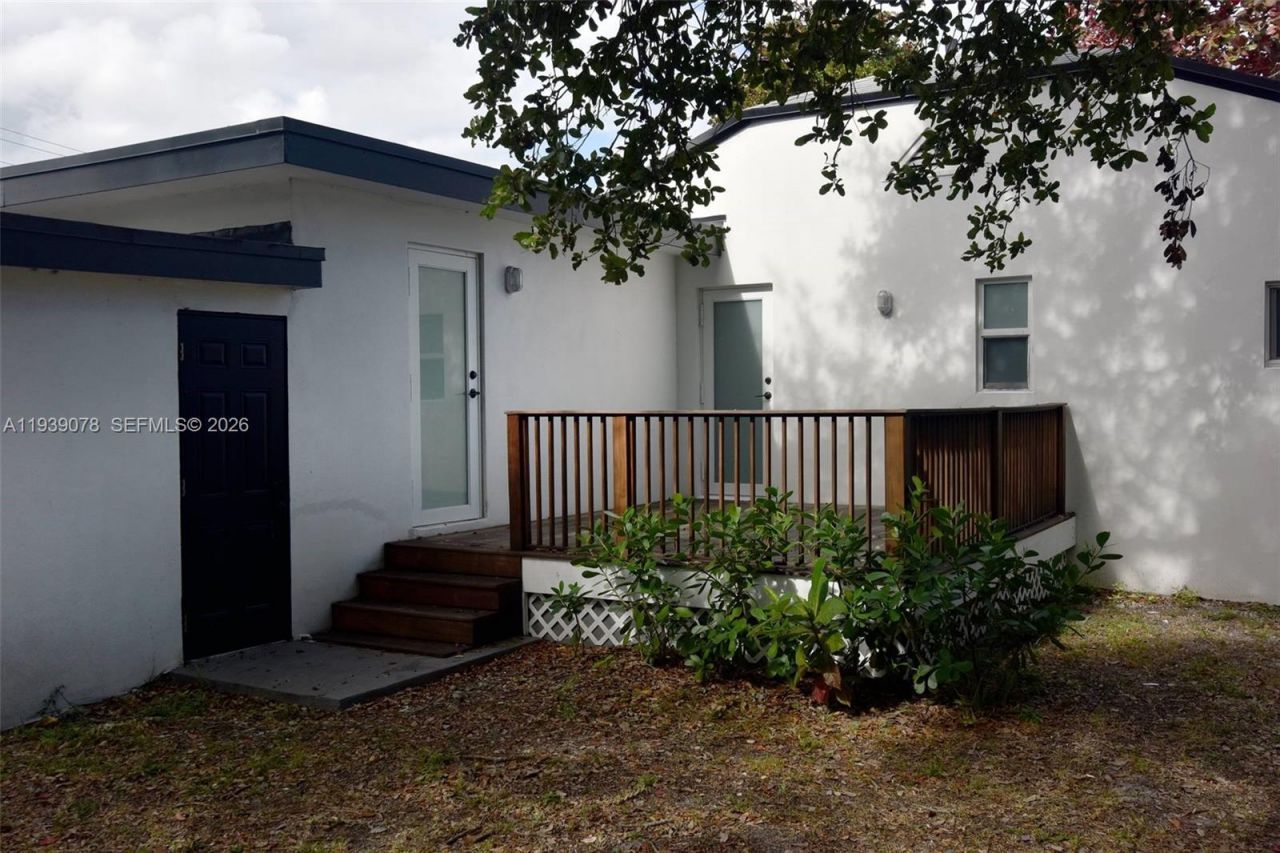 1084 NW 66th St, Miami, FL 33150 Photo