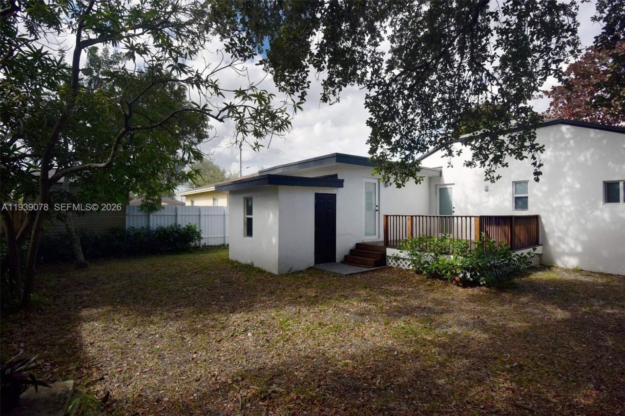 1084 NW 66th St, Miami, FL 33150 Photo