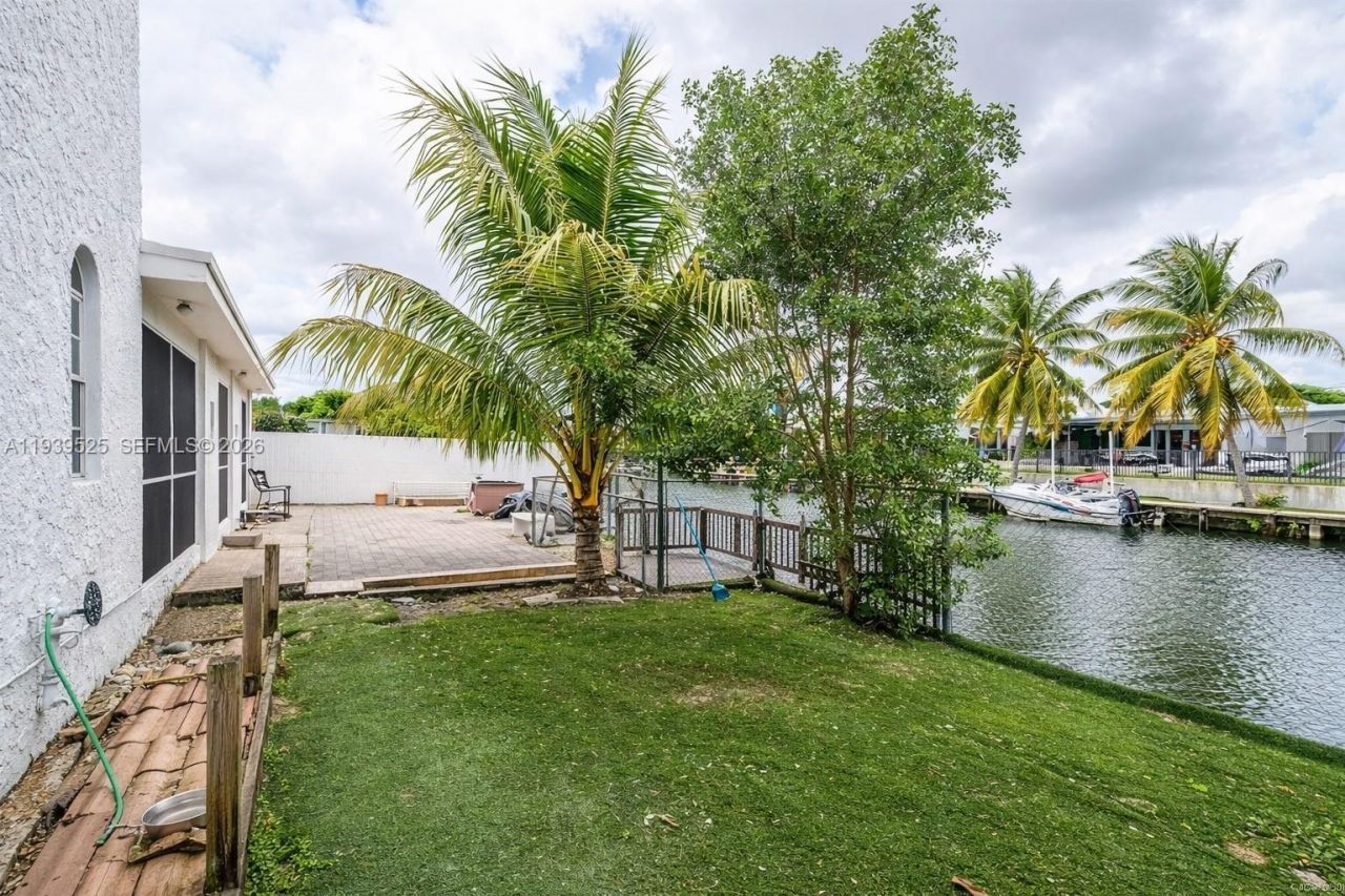 10981 SW 44th St, Miami, FL 33165 Photo