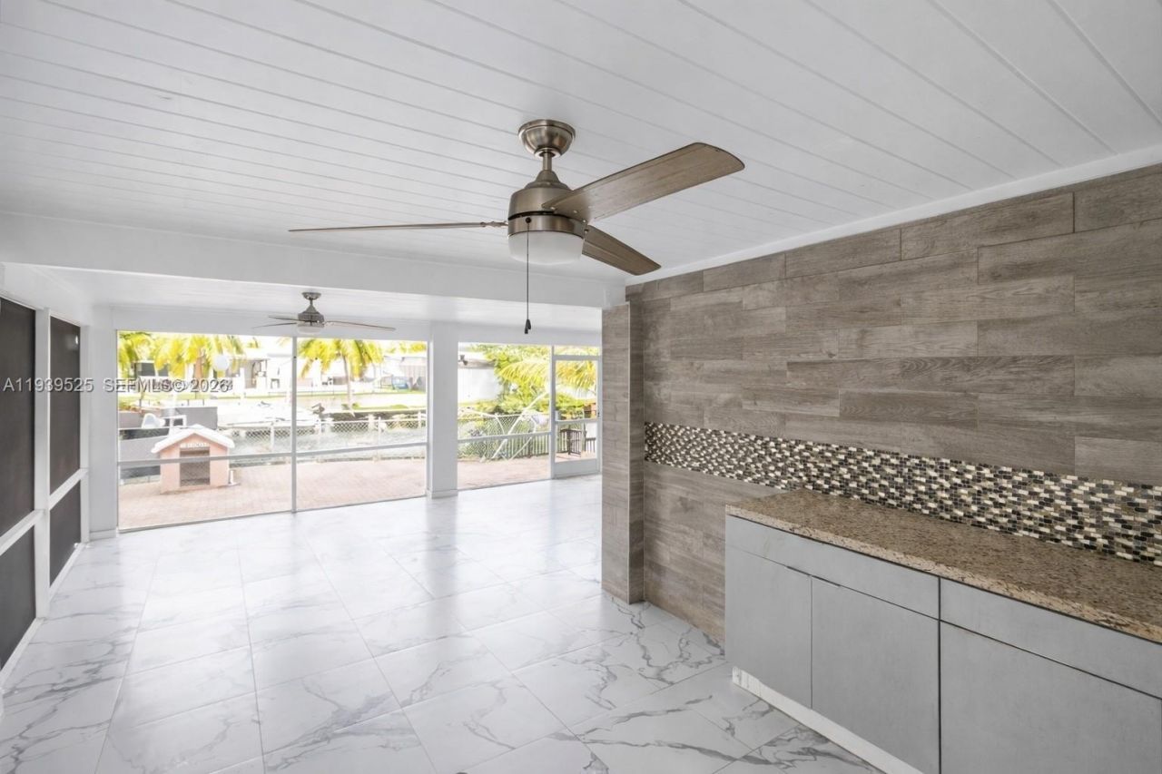 10981 SW 44th St, Miami, FL 33165 Photo