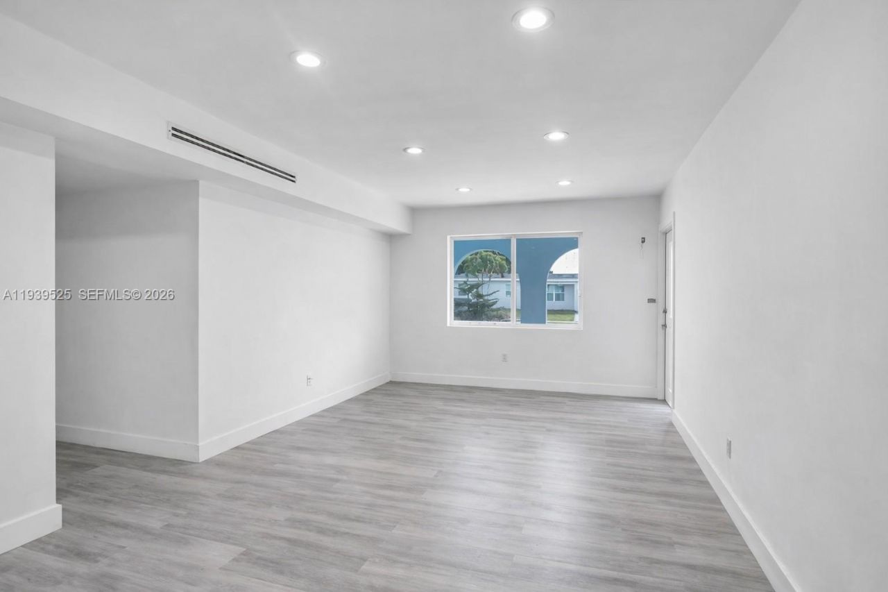 10981 SW 44th St, Miami, FL 33165 Photo