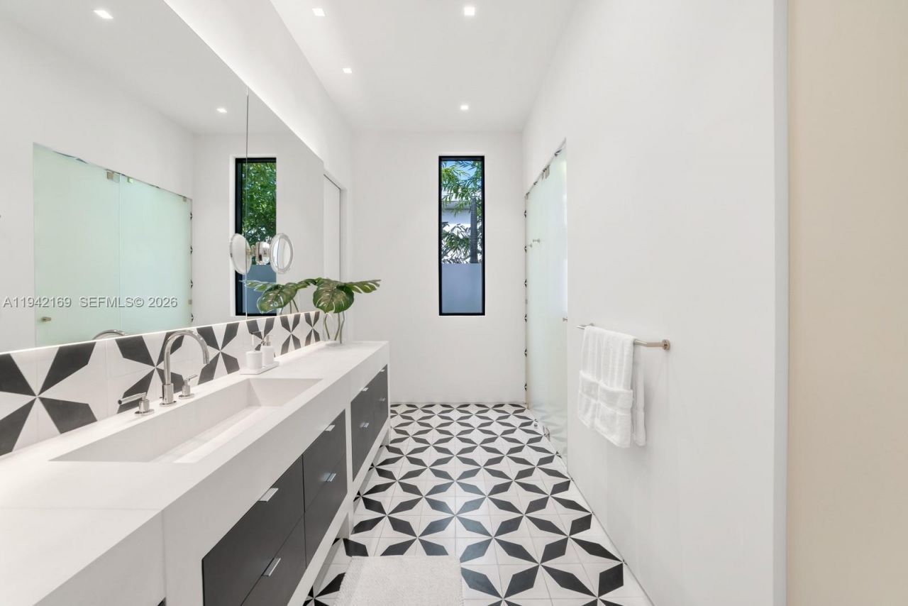 33 E Dilido Dr , Miami Beach, FL 33139 Photo