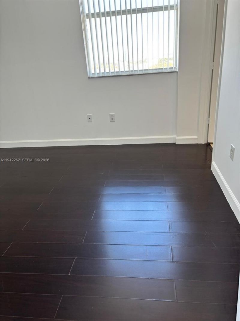 1 Glen Royal Pkwy , Unit 913, Miami, FL 33125 Photo