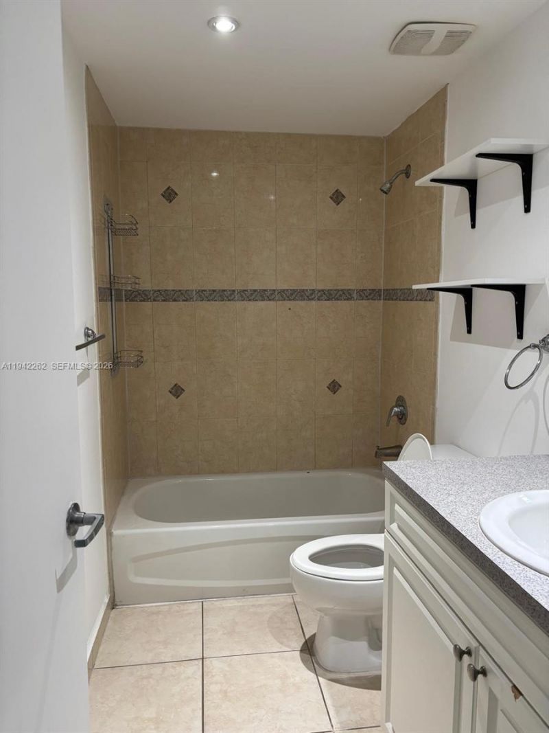 1 Glen Royal Pkwy , Unit 913, Miami, FL 33125 Photo