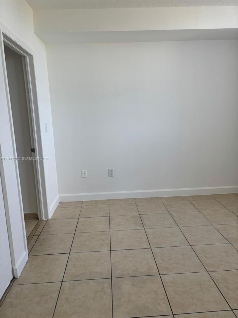 1 Glen Royal Pkwy , Unit 913, Miami, FL 33125 Photo