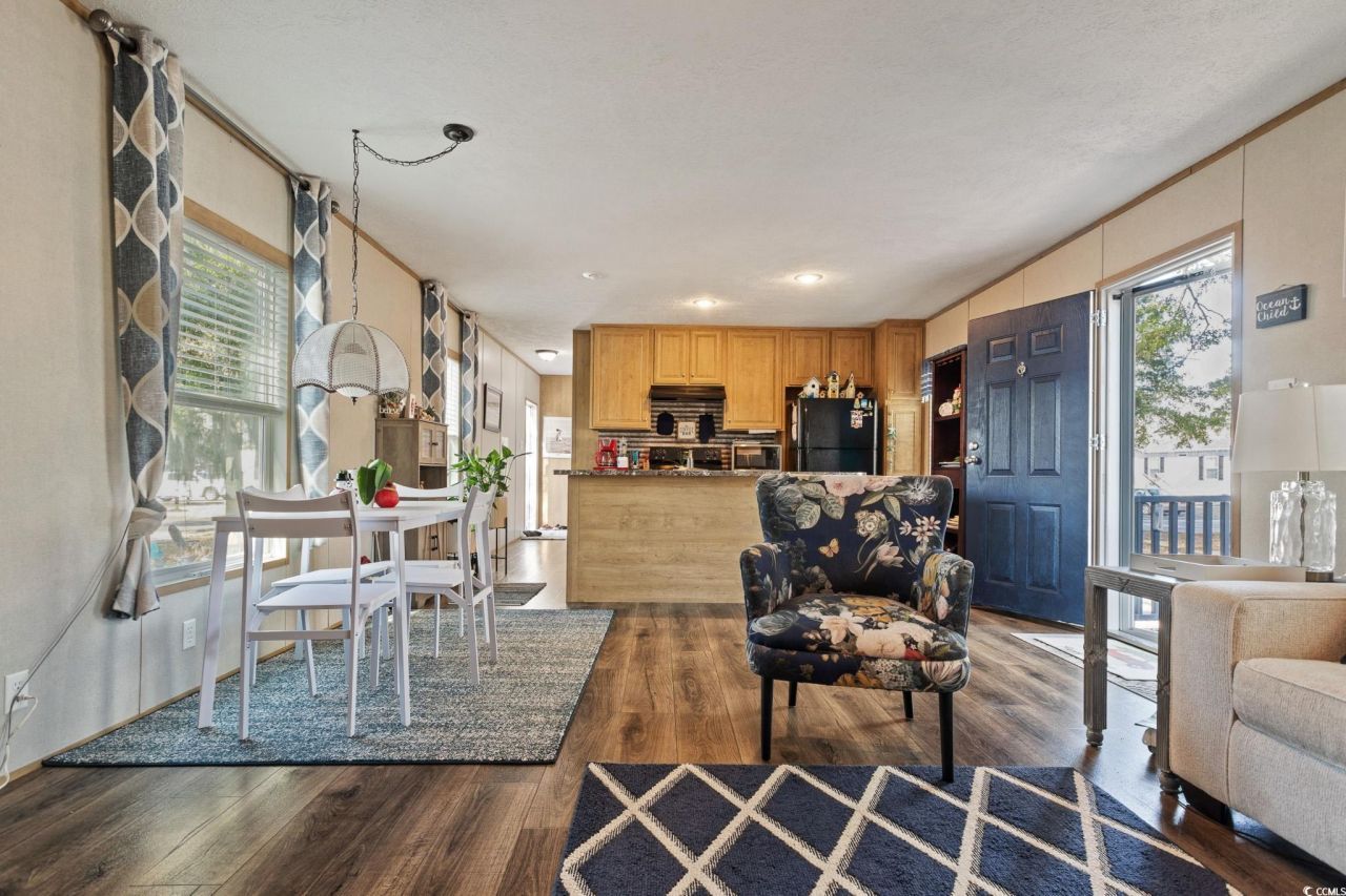 4504 Mallard St. Photo 7