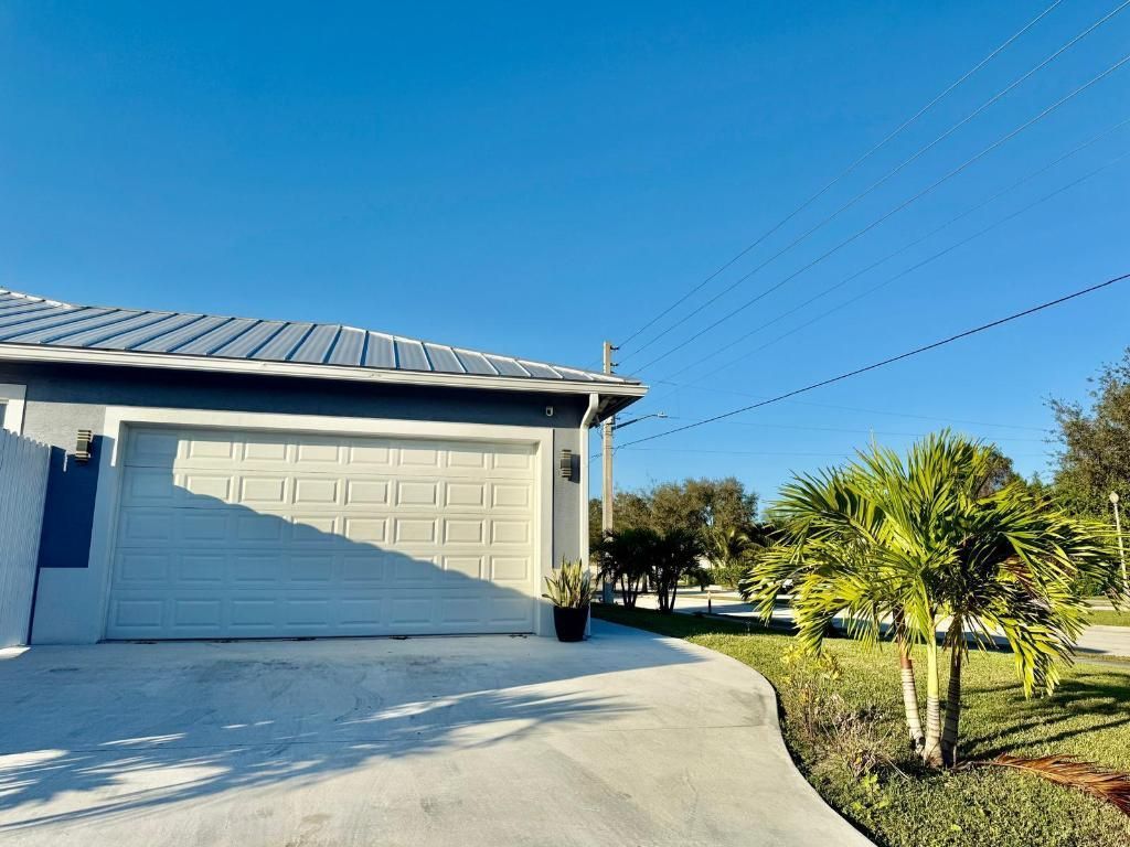 2092 SW Airoso Boulevard, Port Saint Lucie, FL 34984 Photo