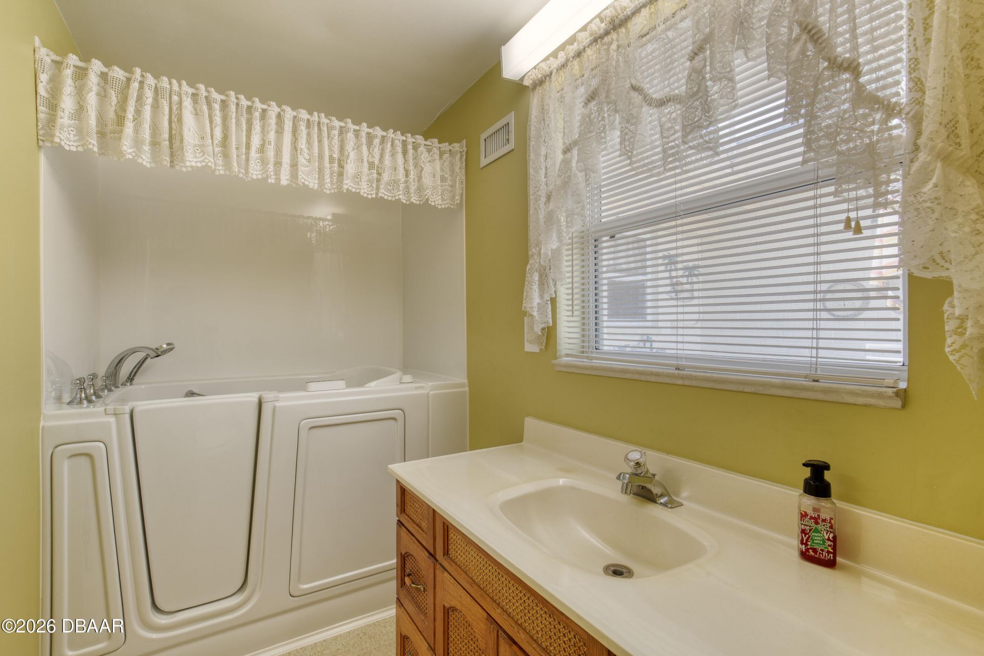 908 E 2nd Avenue, New Smyrna Beach, FL 32169 Photo