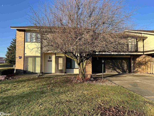 1140 Cherry Hills Drive, Unit A, Newton, IA 50208