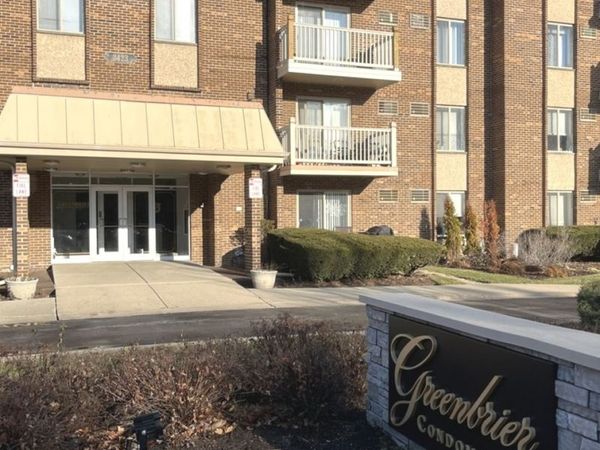 2423 N Kennicott Drive, Unit 1C, Arlington Heights, IL 60004